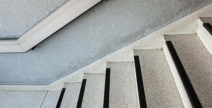 Wpływ jakości kleju na trwałość i efektywność taśmy antypoślizgowej