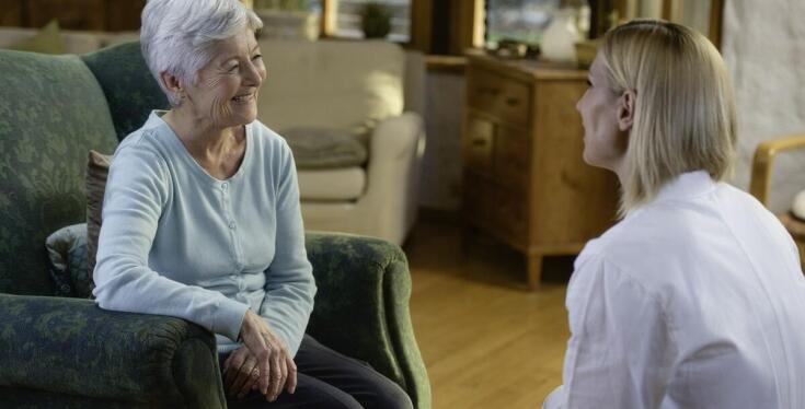 Jak zespół opiekunów i terapeutów wspiera mieszkańców domu opieki?