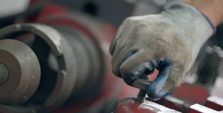 Czym różni się regeneracja przegubów napędowych od ich wymiany?