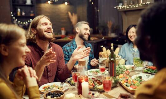 Jak zintegrować różnych znajomych na imprezie?