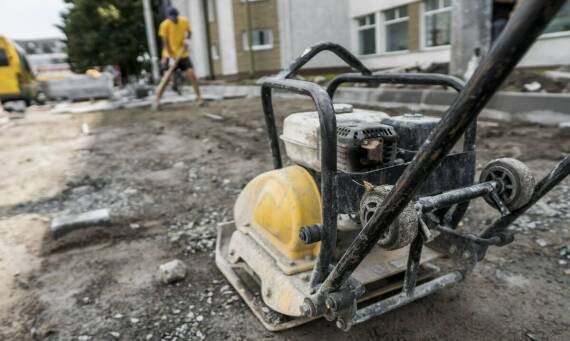 Jakie są różnice między wynajmem a zakupem zagęszczarki?