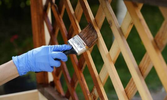 Jak właściwie konserwować zawiasy altanowe, by przedłużyć ich żywotność?