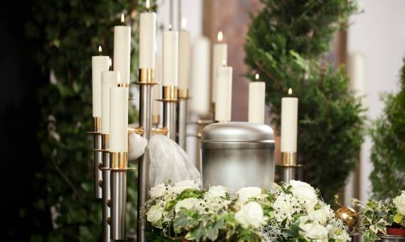 Tworzenie dekoracji urn i trumien: Elegancja i szacunek dla zmarłego