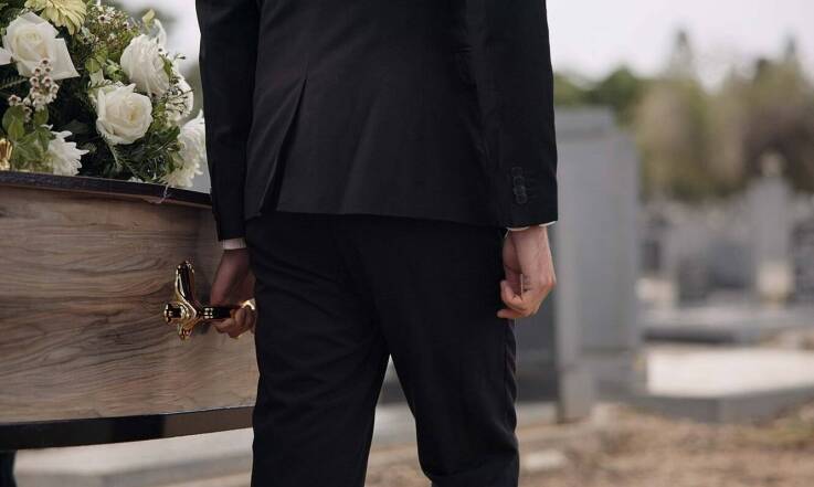 Jak zaplanować ceremonię pogrzebową, aby była zgodna z wolą zmarłego?
