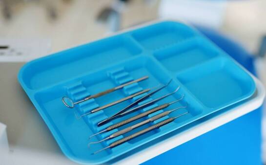 Jakie są korzyści ekonomiczne z używania rękawic lateksowych w praktyce dentystycznej?