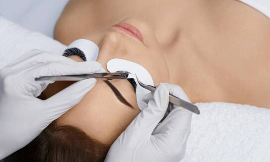 Przewodnik po przedłużaniu rzęs: co warto wiedzieć przed wizytą w salonie kosmetycznym?