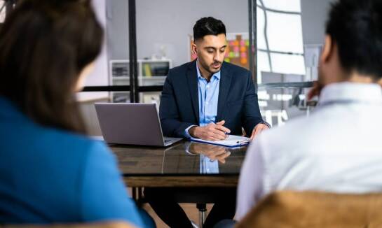 Ubezpieczenia komunikacyjne: jak multiagencja ubezpieczeniowa zapewnia pełną ochronę?