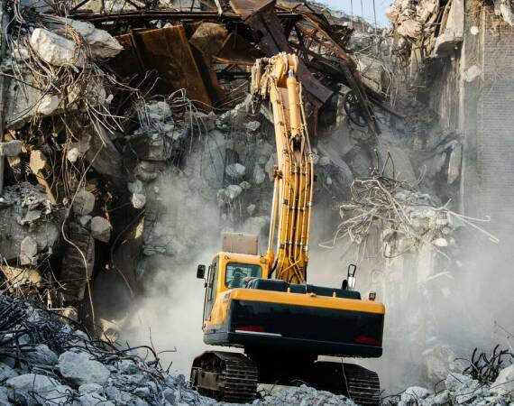 Wynajem sprzętu budowlanego jako wsparcie w projektach rozbiórkowych
