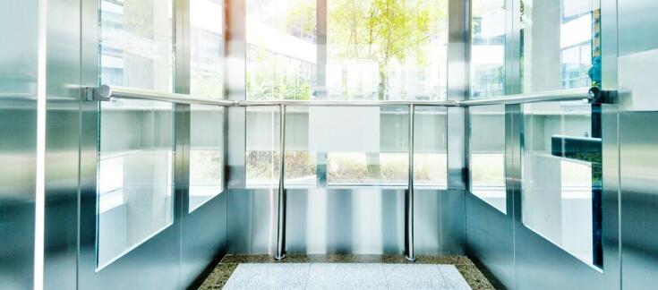 Jak podnośniki dla niepełnosprawnych mogą przyczynić się do likwidacji barier architektonicznych?