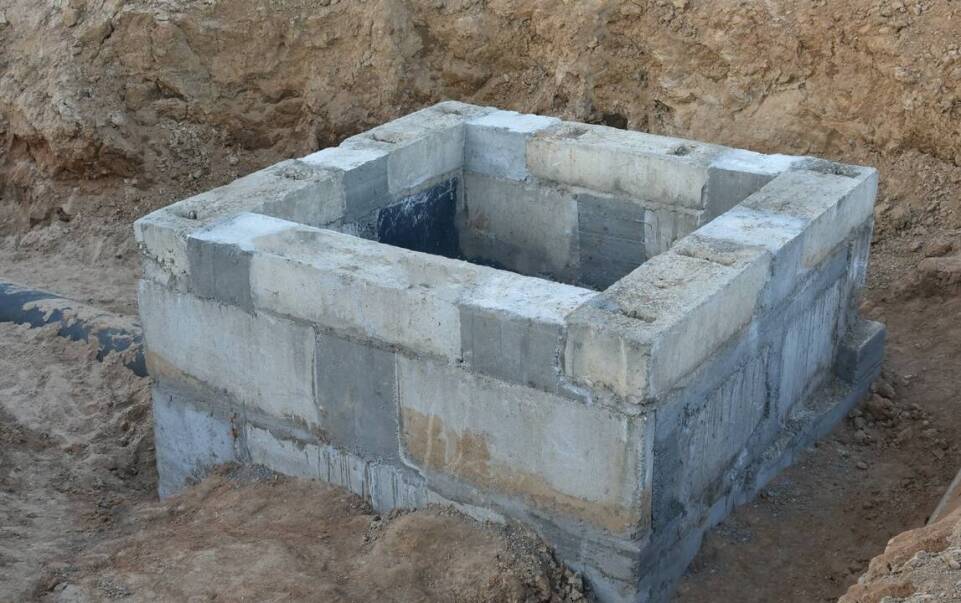 Jakie zalety mają szamba betonowe w kontekście ochrony przed naporem wód gruntowych?