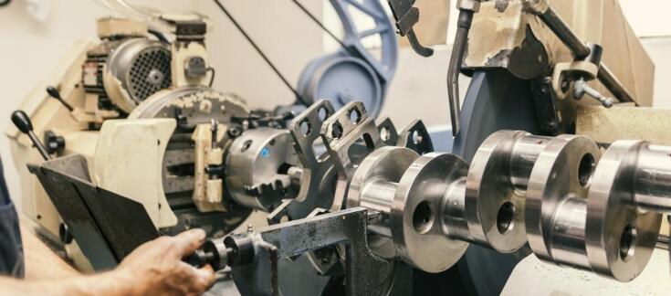 Jakie są najczęstsze przyczyny konieczności szlifowania wałów korbowych?