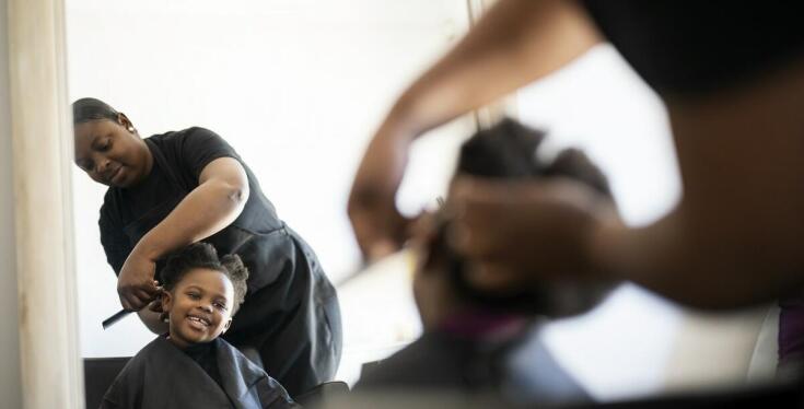 Jakie są korzyści z wyboru fryzjera, który regularnie szkoli swój personel?