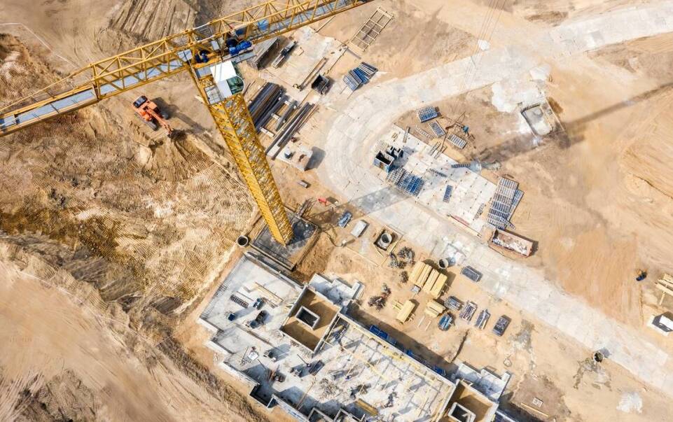 Jakie korzyści niesie wynajem dźwigów z ubezpieczeniem dla inwestorów?