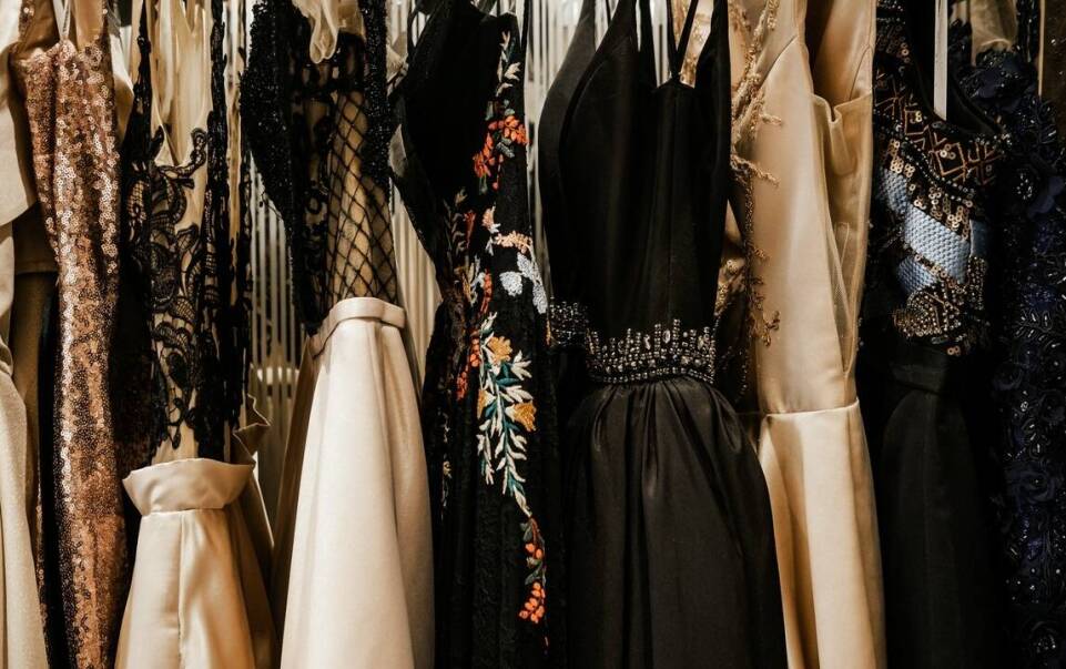 Suknie wieczorowe na miarę a sezonowe zmiany trendów modowych