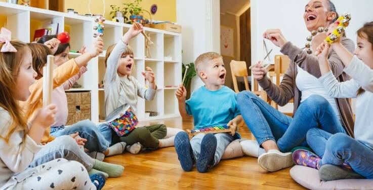 Jak terapia przez zabawę pomaga dzieciom wyrażać emocje i budować pewność siebie?