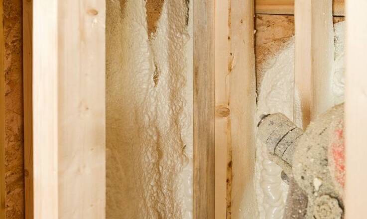 Jak zabezpieczyć poddasze przed wilgocią dzięki odpowiedniej izolacji?