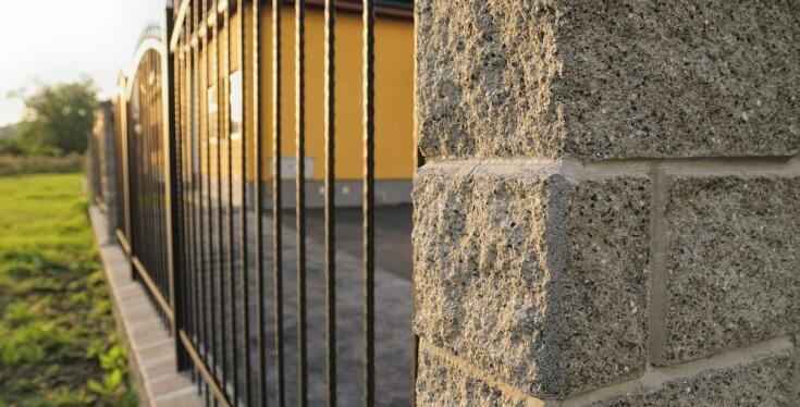 Wybór ogrodzenia grzebieniowego: kluczowe aspekty do rozważenia