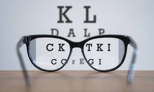 Jakie usługi dodatkowe oferuje salon optyczny dla klientów noszących okulary?