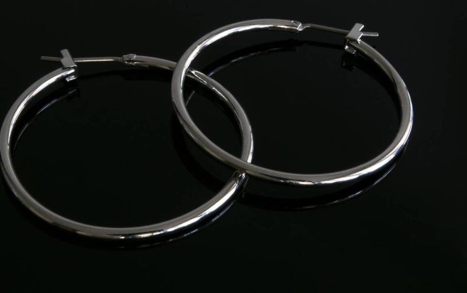 Kolczyki srebrne - jakie wybrać na elegancką uroczystość?