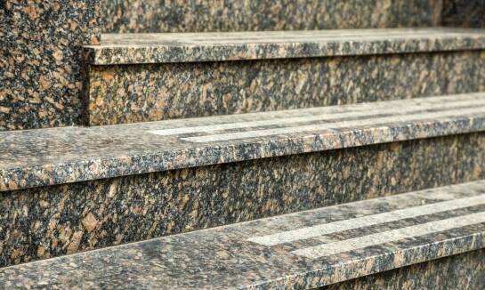 Granit jako materiał na schody – analiza korzyści i wad