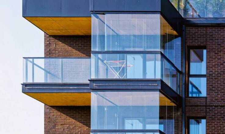 Jakie są korzyści z zastosowania balustrad szklanych na tarasach?