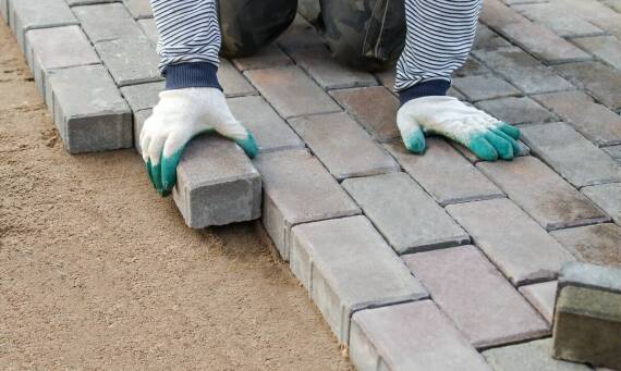 Proces układania kostki brukowej – jak wygląda współpraca z profesjonalistami?