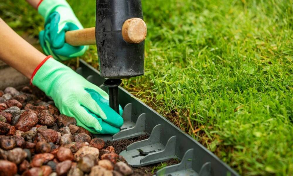 Kluczowe aspekty montażu ogrodzeń metalowych na trudnym terenie