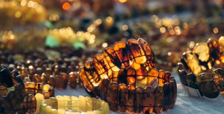 Jakie znaczenie ma kształt bursztynu w projektowaniu pierścionków?