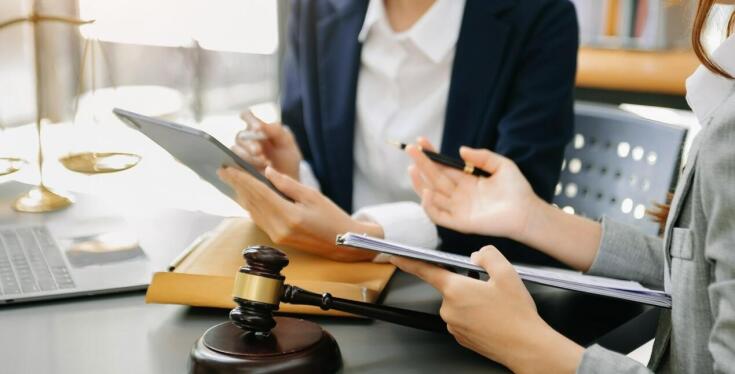 Jak porady prawne mogą wspierać rozwój start-upów?