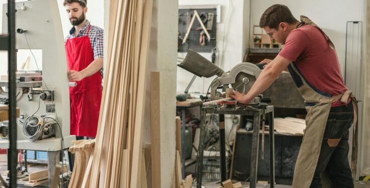 Jakie innowacje wprowadza solidny stolarz do projektów na wymiar?