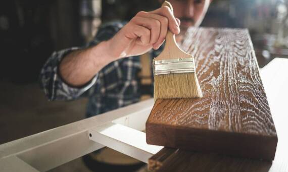 Dlaczego warto zlecić malowanie wyrobów z drewna specjalistom?