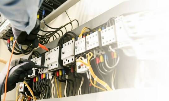 Jakie są etapy modernizacji instalacji elektrycznych w budynkach mieszkalnych?