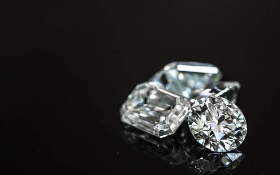 Wybór idealnego pierścionka zaręczynowego z diamentem: przewodnik dla kupujących