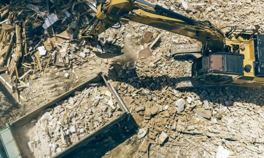 Jak wynajem koparki próżniowej wpływa na efektywność rozbiórek?