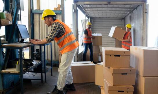 Jakie są najważniejsze funkcje urzędu celnego na lotnisku?