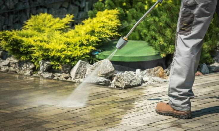 Jakie techniki są stosowane w profesjonalnym myciu kostki brukowej?