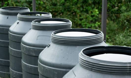 Zbiorniki na deszczówkę do rynny – jak mogą wpłynąć na bilans wodny Twojego ogrodu?