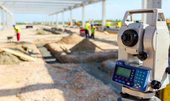 Jak geodezyjna obsługa wpływa na bezpieczeństwo inwestycji budowlanych