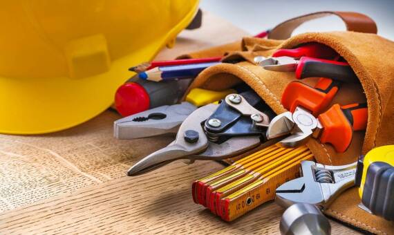 Jak wybrać odpowiednie szelki bezpieczeństwa do pracy na wysokości?