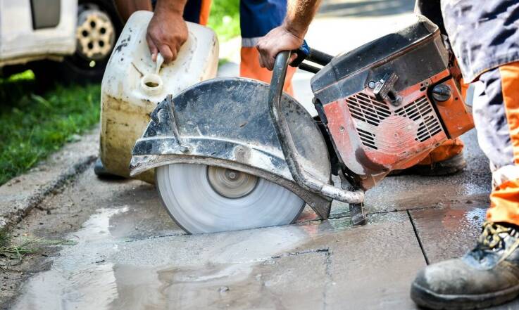 Precyzyjne cięcie słupów i kominów betonowych – co warto wiedzieć?