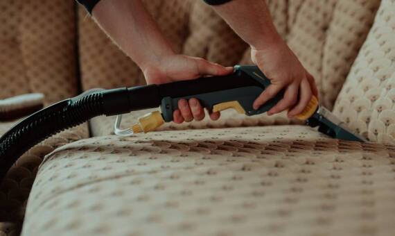 Co warto wiedzieć przed zleceniem czyszczenia dywanu na sucho?