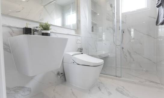 Biały montaż w łazienkach: Profesjonalne podejście do detali