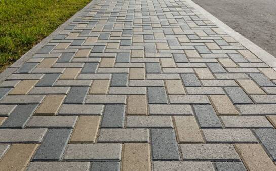 Porównanie różnych rodzajów kostki brukowej pod względem trwałości i estetyki