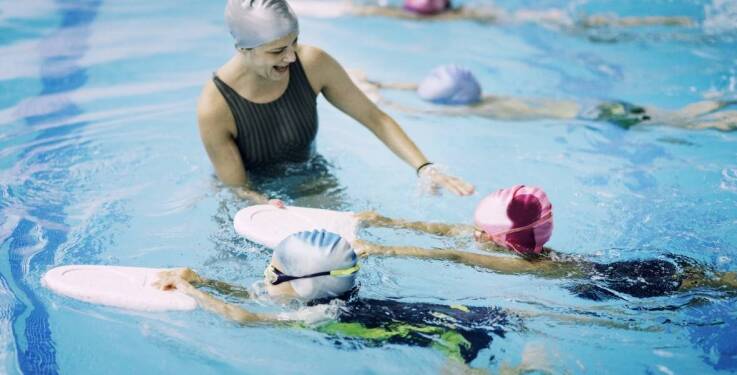 Nauka pływania jako sposób na pokonywanie barier językowych i kulturowych