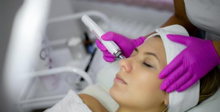 Dlaczego mezoterapia igłowa jest rekomendowana dla osób z problemem wiotkiej skóry?