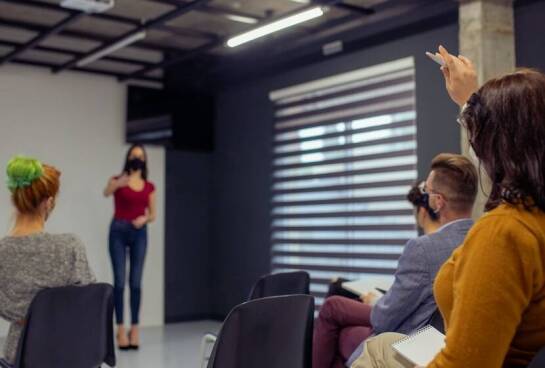 W jaki sposób szkolenia psów w Sulejówku pomagają w rozwiązywaniu problemów behawioralnych?