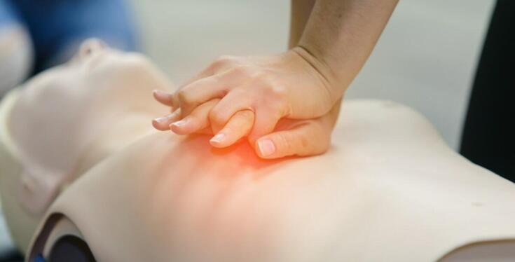 Jakie zagadnienia są poruszane na kursie pierwszej pomocy?