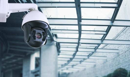 Systemy dozorujące z domofonami – jak zwiększyć bezpieczeństwo?