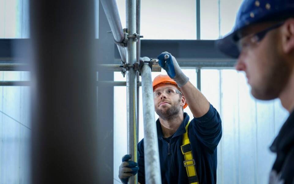 Usługi alpinistyczne a montaż rusztowań – co warto wiedzieć?