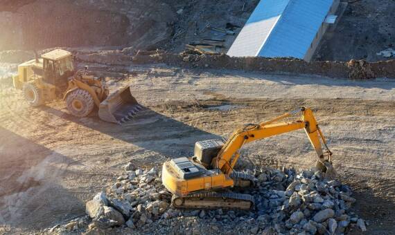 Czy warto korzystać z usług lokalnej firmy przy likwidacji szkód maszyn budowlanych?